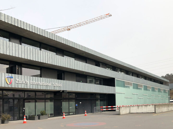 Zürich International School - Gebäude von Aussen mit neuer Gebäudetechnik