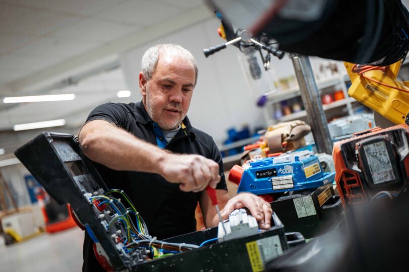Elektroinstallateur bei der Arbeit